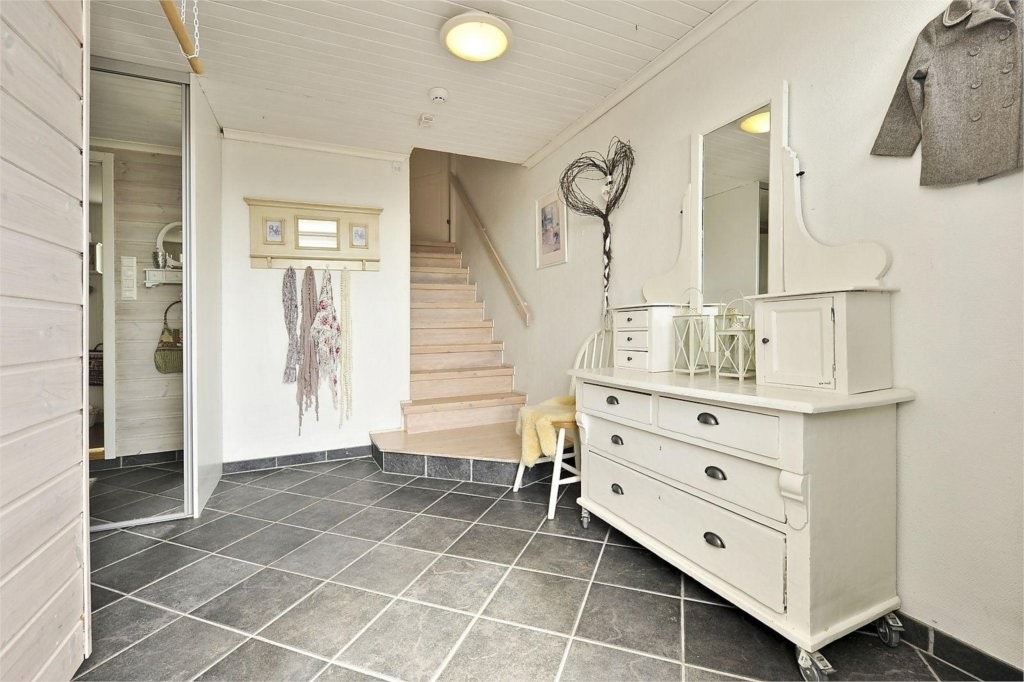 Hall med skyvedørsgarderobe inn til venstre Galleribilde