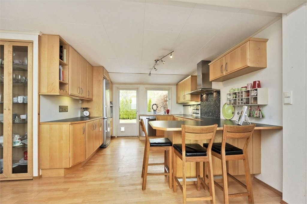 Kjøkkeninnredning i lønn fra Huseby Galleribilde