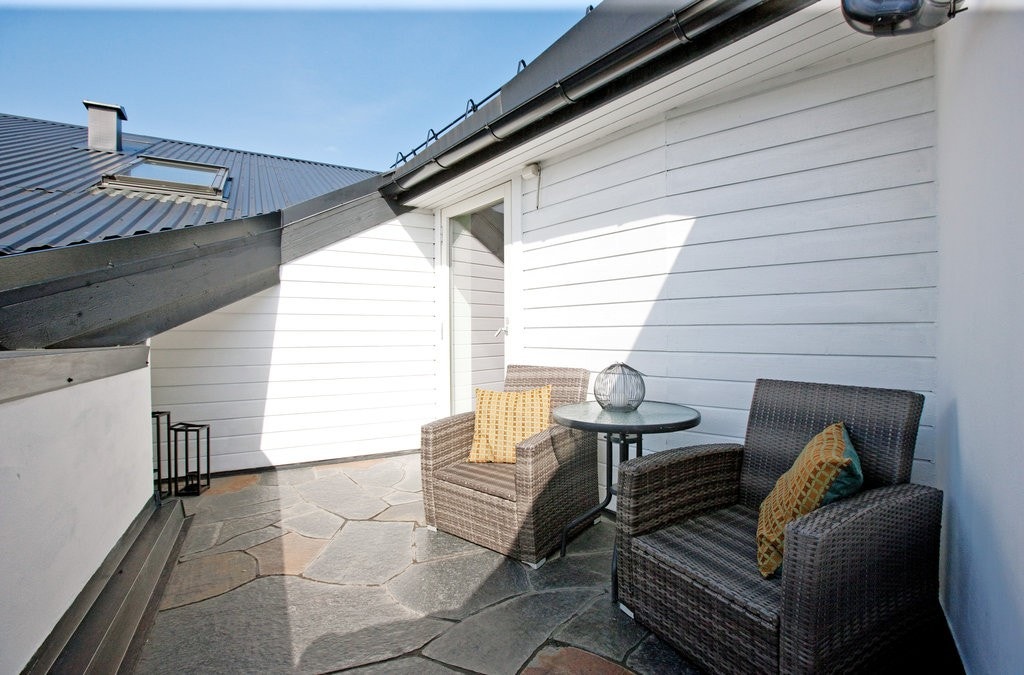 Solrik terrasse med utsikt Galleribilde