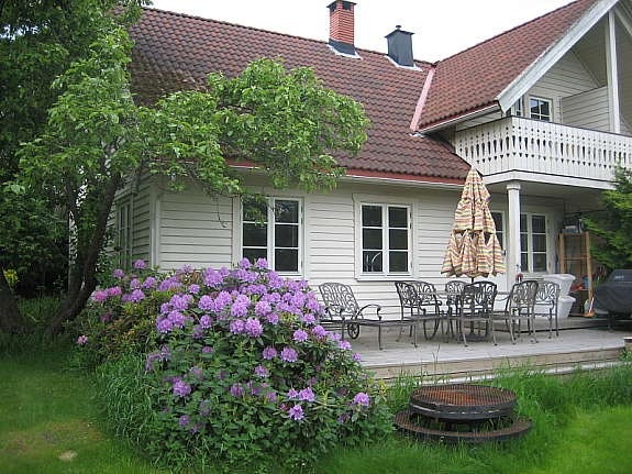 Terrasse sett fra hage Galleribilde