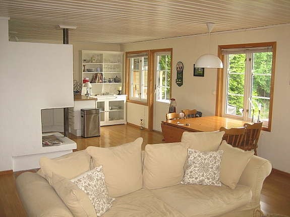 Stue mot kjøkken og terrasse Galleribilde