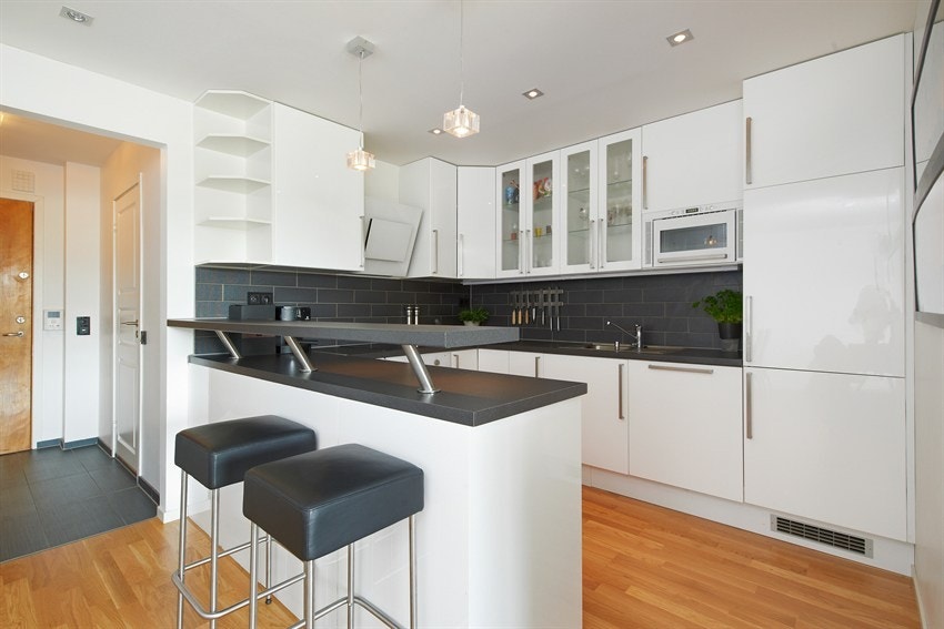 Pent nyere kjøkken Galleribilde