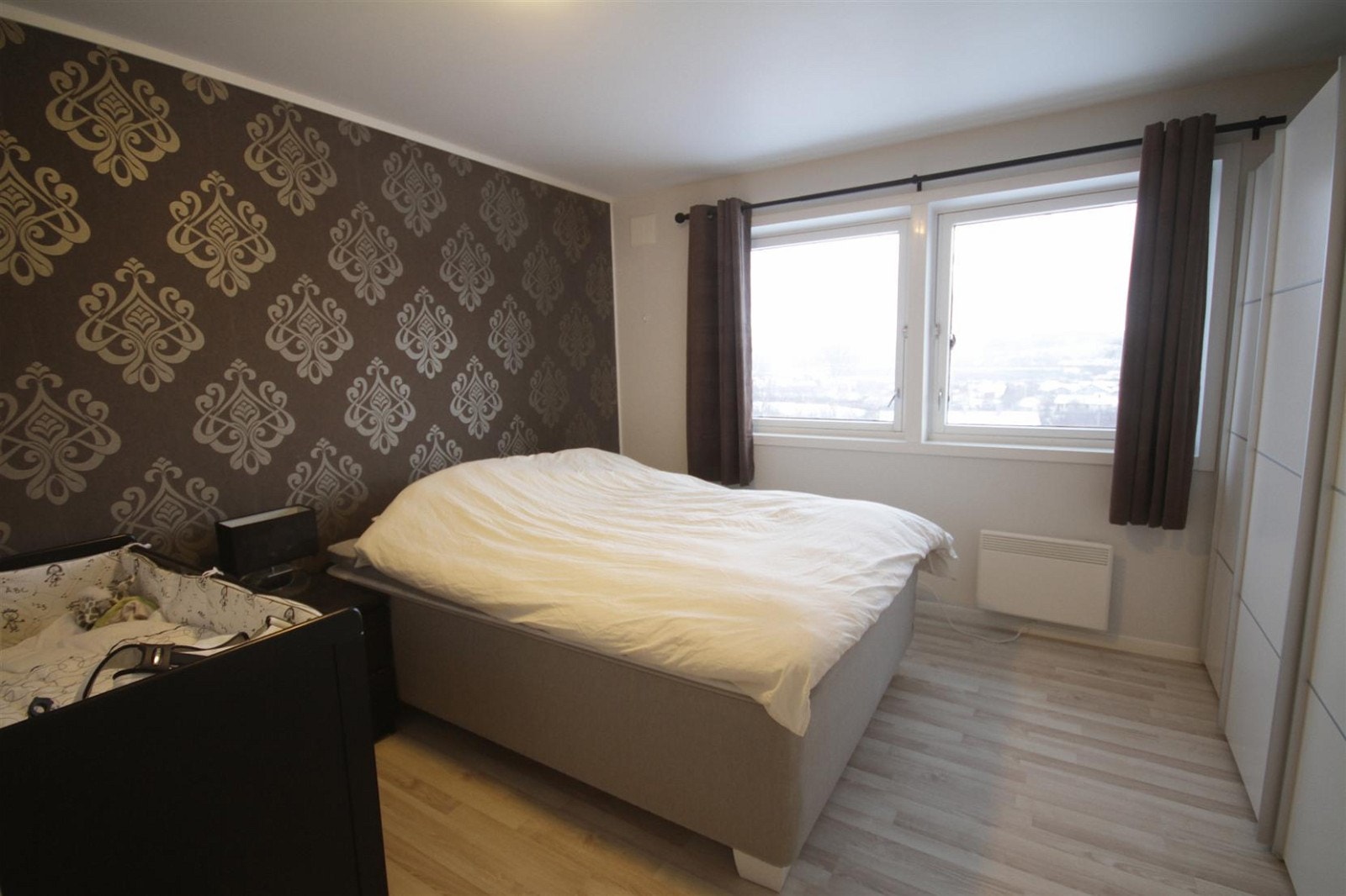 Hovedsoverom med skyvedørsgarderobe Galleribilde