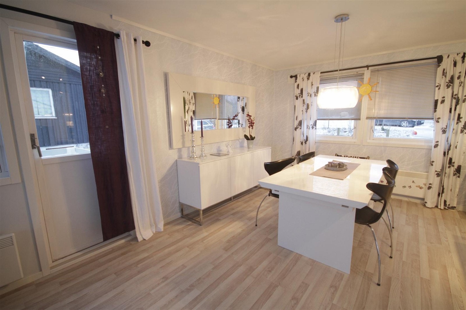 Utgang til veranda og spiseplass på kjøkken. Galleribilde