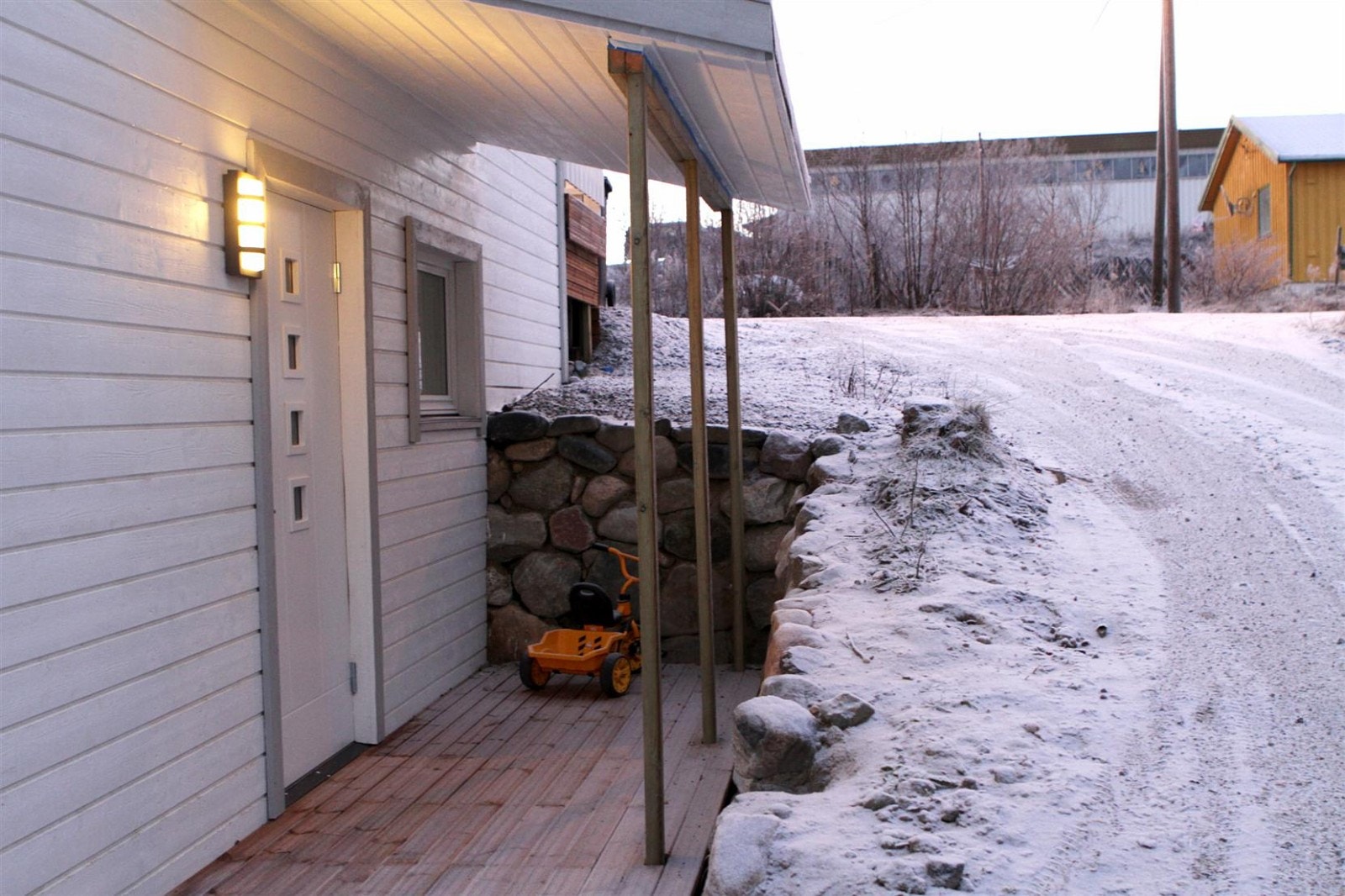 Inngang til en av leilighetene i sokkeletasjen Galleribilde