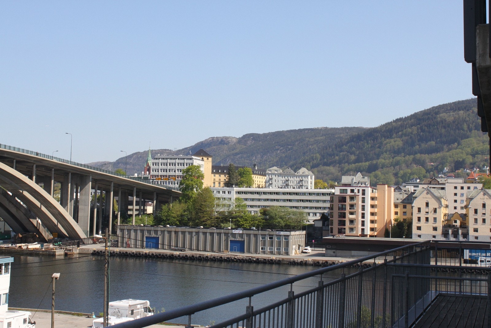 10 min gangavstand inn til sentrum av byen. Galleribilde