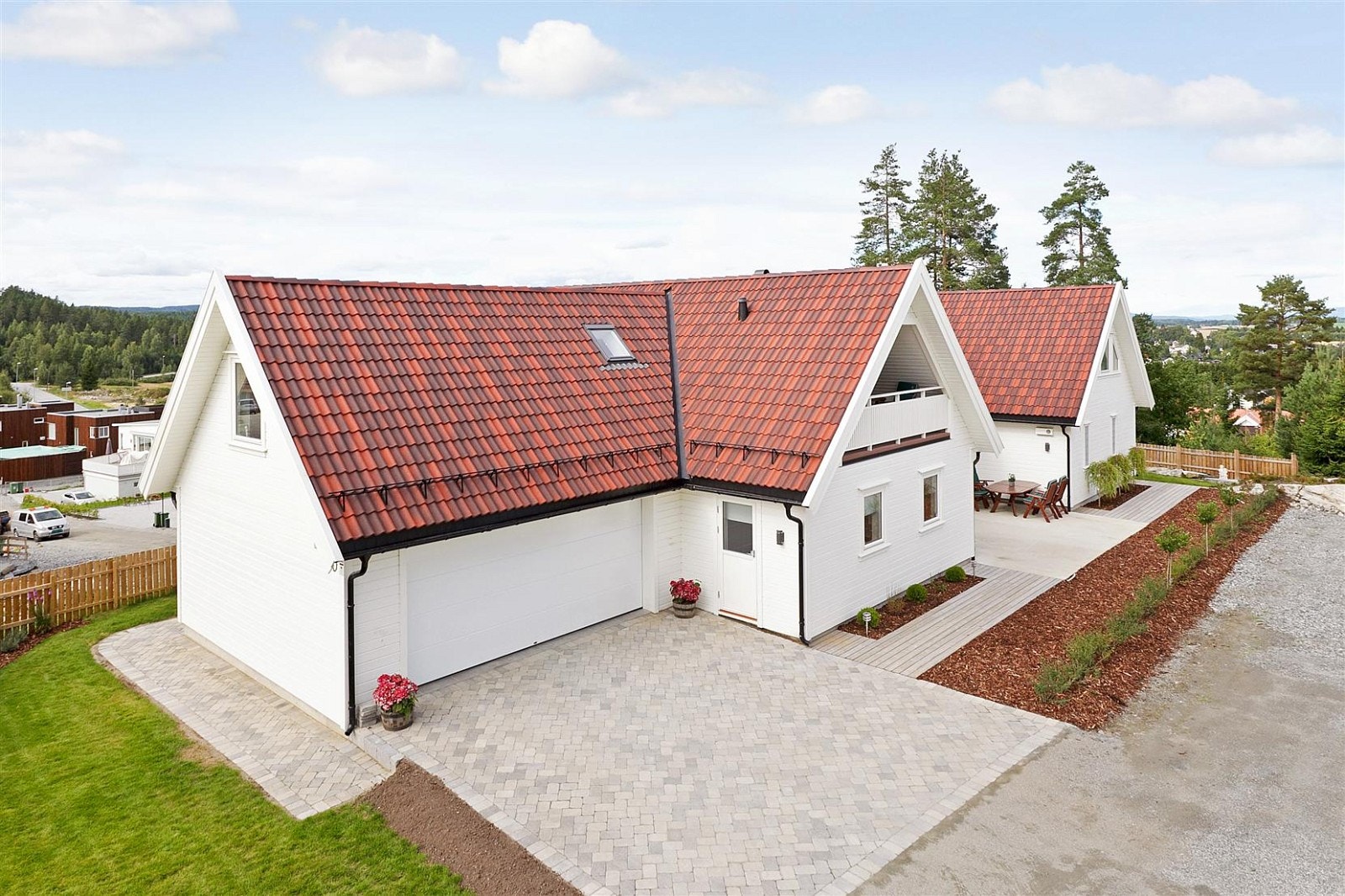 Brådalsfjellet 20 har høy teknisk standard på installasjoner og materialvalg. Boligen har en spennende og utradisjonell planløsning som skiller seg ut fra ?mengden?. Planløsningen er inkluderende og åpen, da mye av boligarealet er samlet på ett plan. Galleribilde