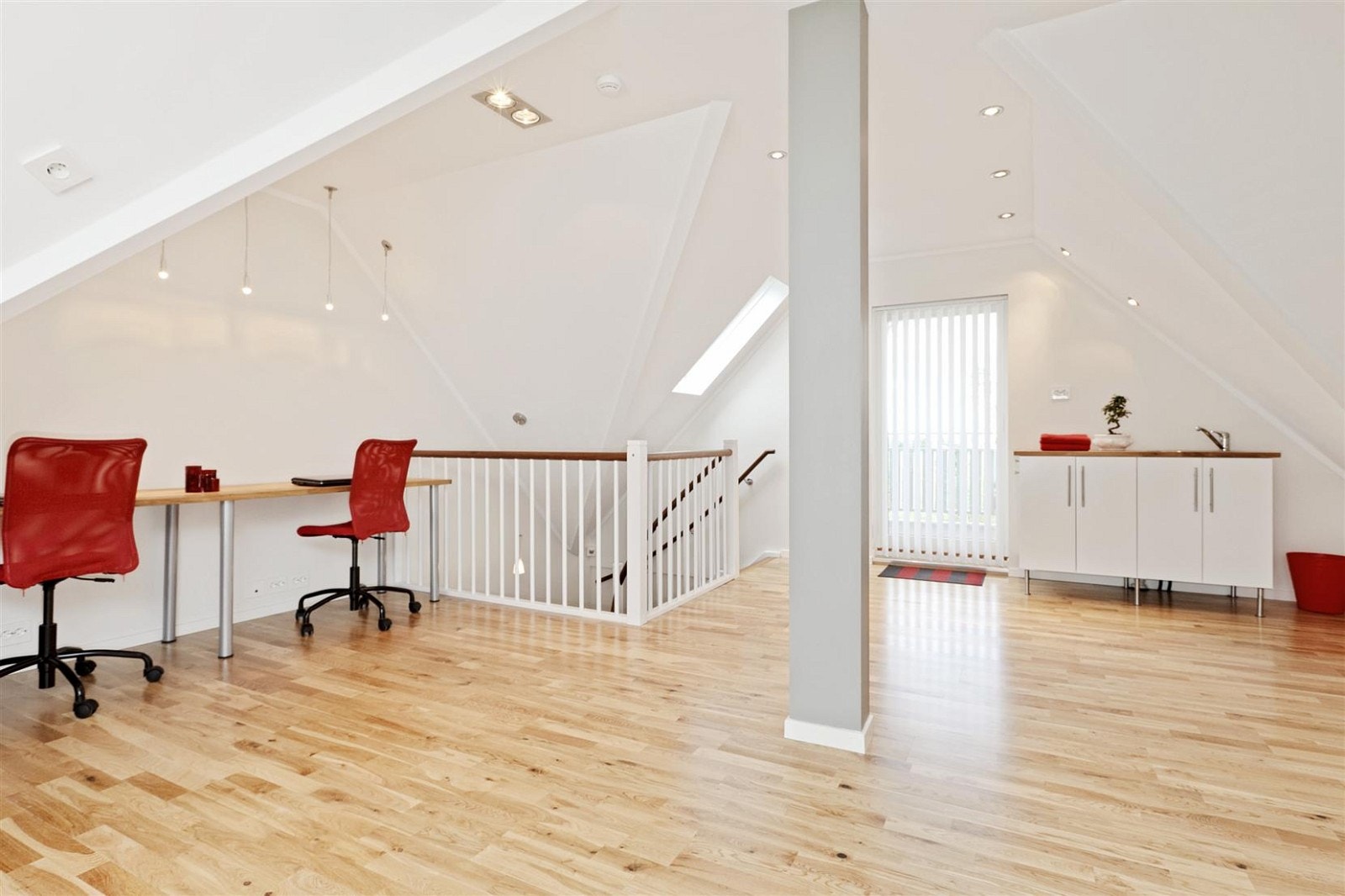 Loftstuen har også skapinnredning med integrert vask med ett greps blandebatteri og egen utgang til balkong under tak, med belysning og stikkontakter til f.eks. varmelamper. Balkongen har vedlikeholdsfritt material på gulv. Galleribilde