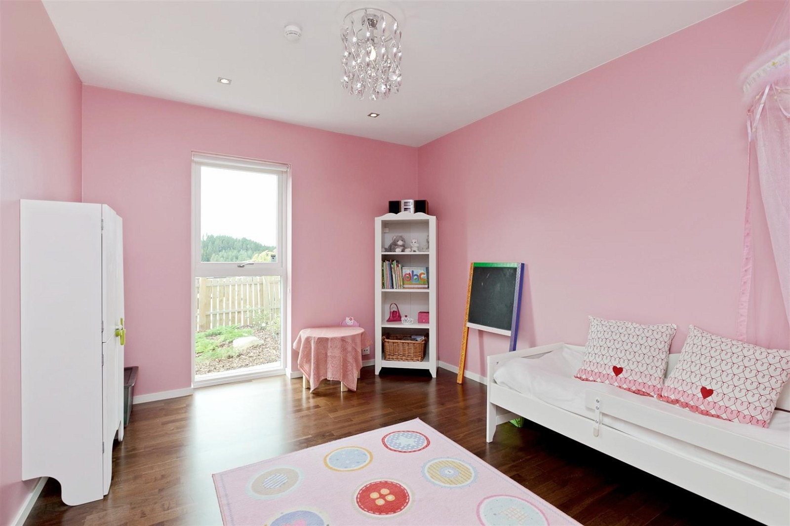 Begge soverommene i 1. etasje er i dag innredet som barnerom med store vindusflater, parkettgulv og downlights. Galleribilde