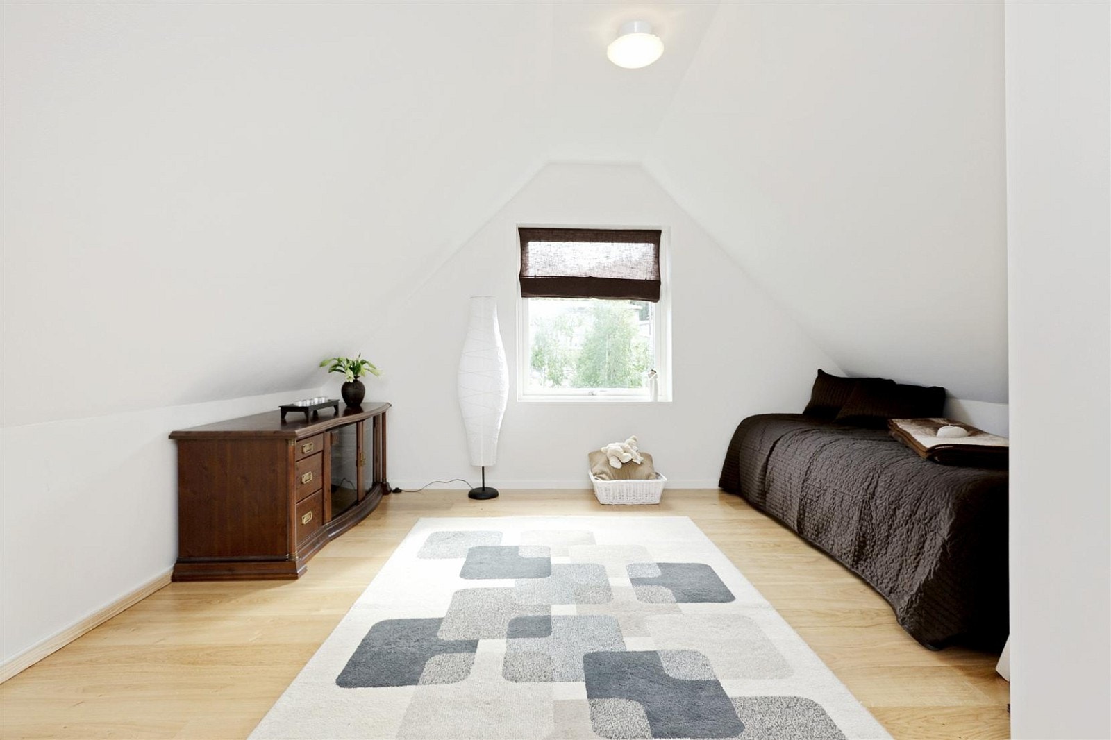 Husets fjerde soverom brukes i dag som gjesterom og ligger i tilknytning til loftstuen over garasjen. Det er egen bod i tilknytning til soverommet. Galleribilde