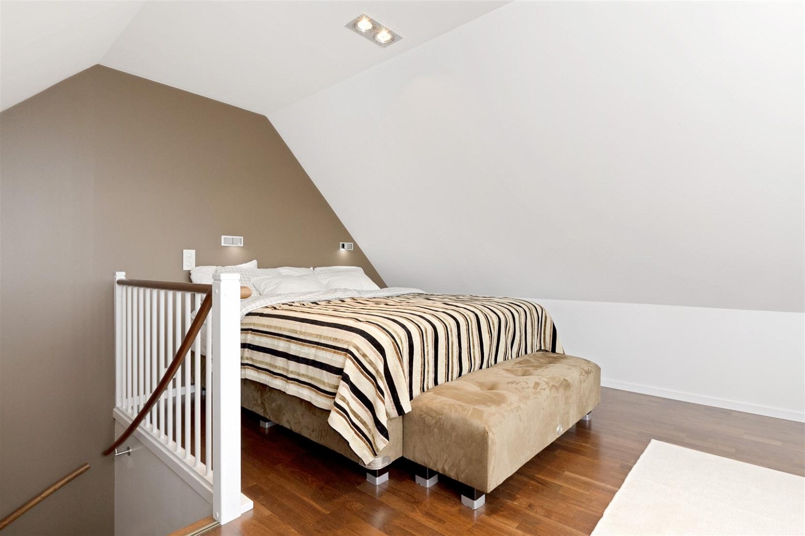 Masterbedrom ligger meget privat
i andre etasje over hovedbad og
eget garderobe rom. Rommet har integrert belysning i tak og vegg (innfelt LED belysning som leselys) pg flott utsikt mot Ask. Trappen ned til omkledningsrommet har infelte trinnlys i vegg. Galleribilde