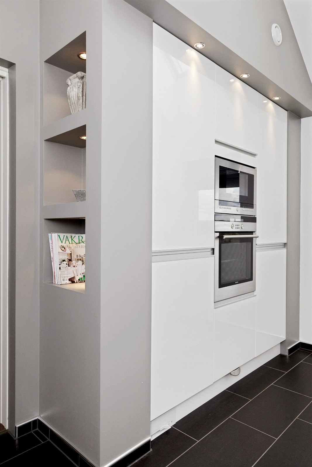 Kjøkkenet har integrerte hvitevarer fra kvalitetsleverandørene Siemens og Norcool. Her kan nevnes vinskap, kaffemaskin, isbitmaskin, komfyr, micro-ovn, kjøleskuff, eget kjølerom, fryseskap, oppvaskmaskin, og 90 cm induksjonsplatetopp. Galleribilde