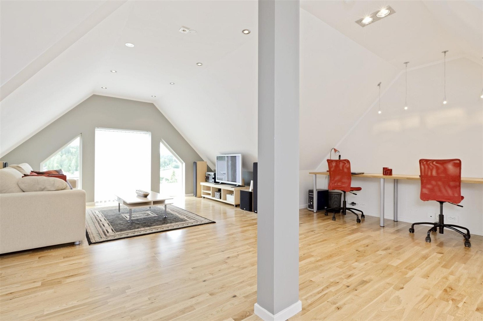 Flott loftstue som er delt inn i 3 soner (TV/film/spill, kontor og lekeareareal) med store vindusflater og 2 stk. VELUX takvinduer, som gir mye lys og god utsikt over boligfeltet og Ask sentrum. Galleribilde