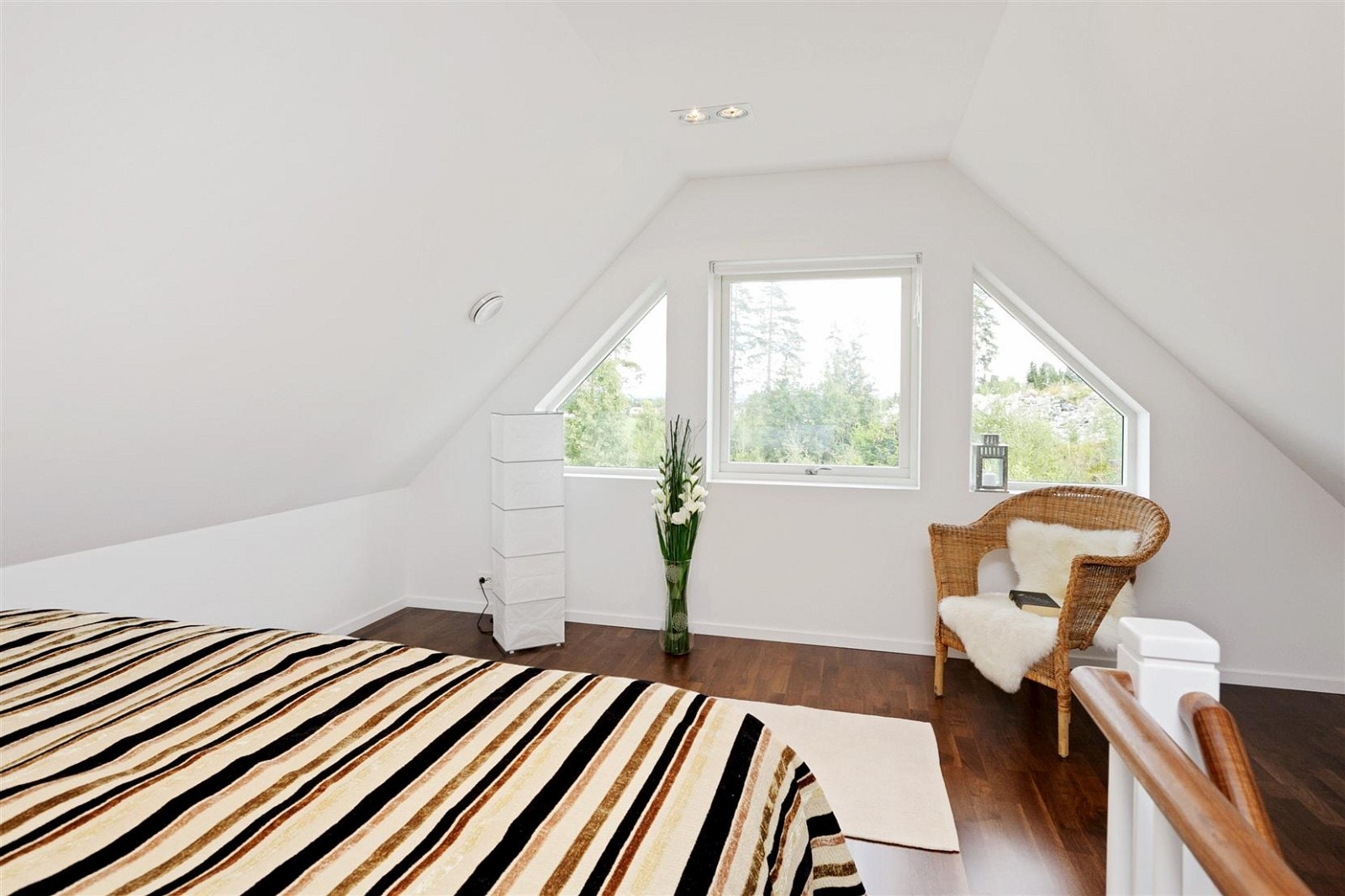 Masterbedrom ligger meget privat
i andre etasje over hovedbad og
eget garderobe rom. Rommet har integrert belysning i tak og vegg (innfelt LED belysning som leselys) pg flott utsikt mot Ask. Trappen ned til omkledningsrommet har infelte trinnlys i vegg. Galleribilde