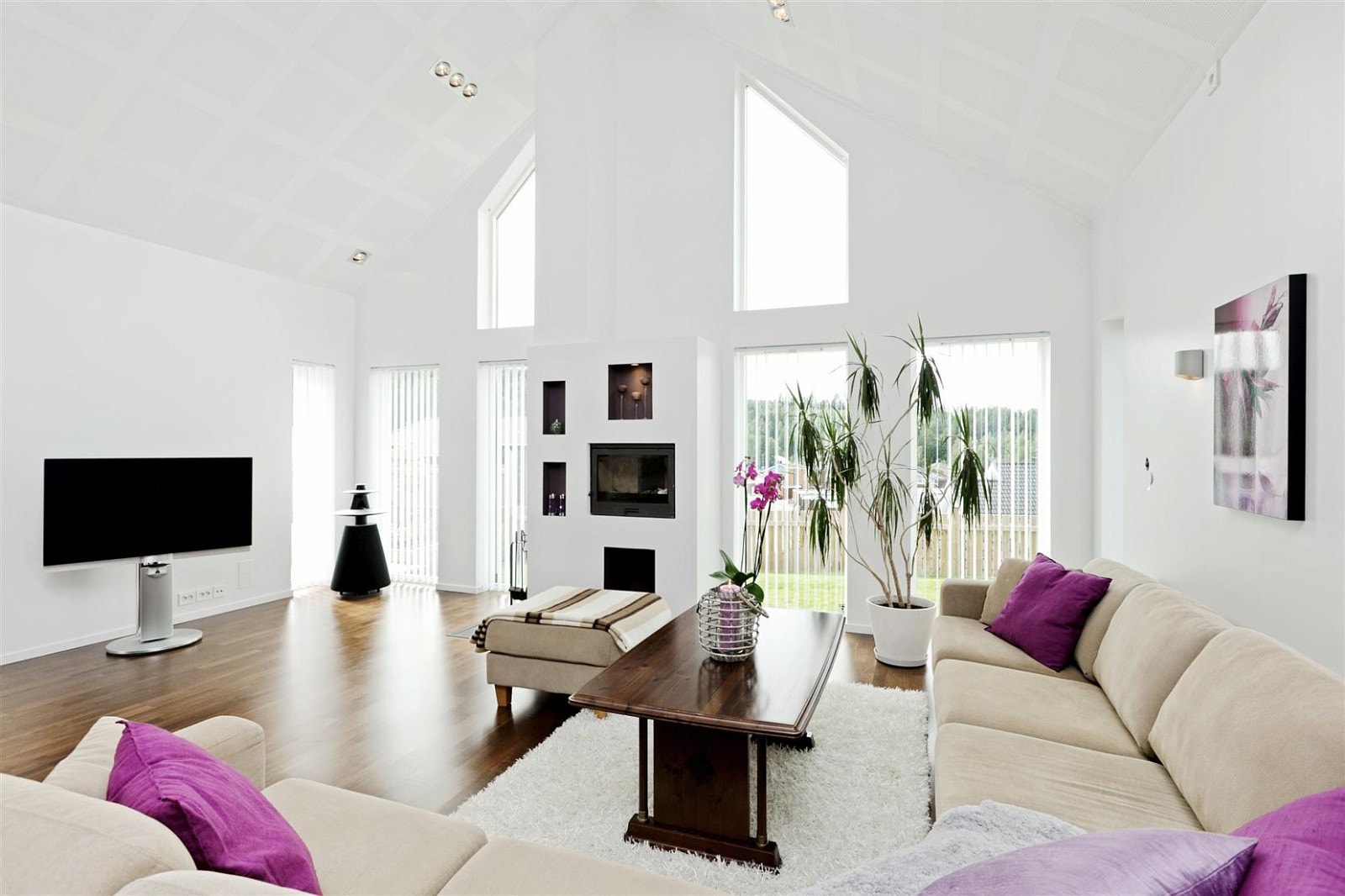 Loftstuen har også skapinnredning med integrert vask med ett greps blandebatteri og egen utgang til balkong under tak, med belysning og stikkontakter til f.eks. varmelamper. Balkongen har vedlikeholdsfritt material på gulv. Galleribilde