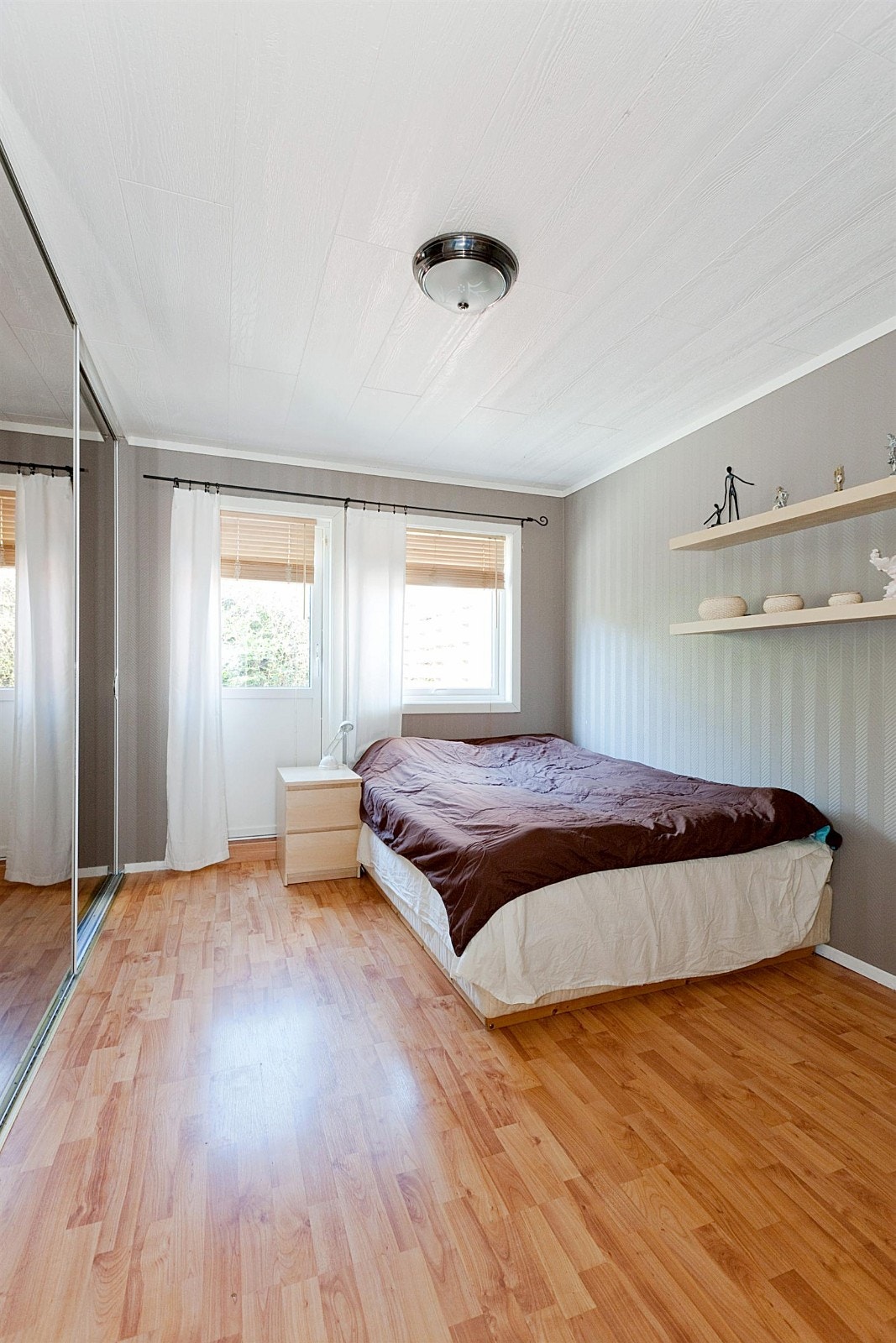 Lyst og pent soverom med stor skyvedørsgarderobe med speildører. Utgang til stor og solrik terrasse. Galleribilde