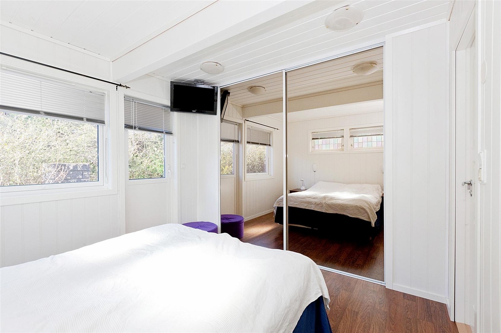 Soverommet har stor skyvedørsgarderobe. Galleribilde