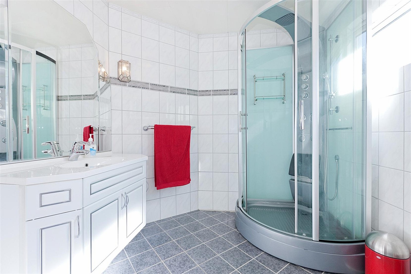 Pent helfliset baderom med baderomsinnredning med servant. steamdusj fra 2011. Galleribilde