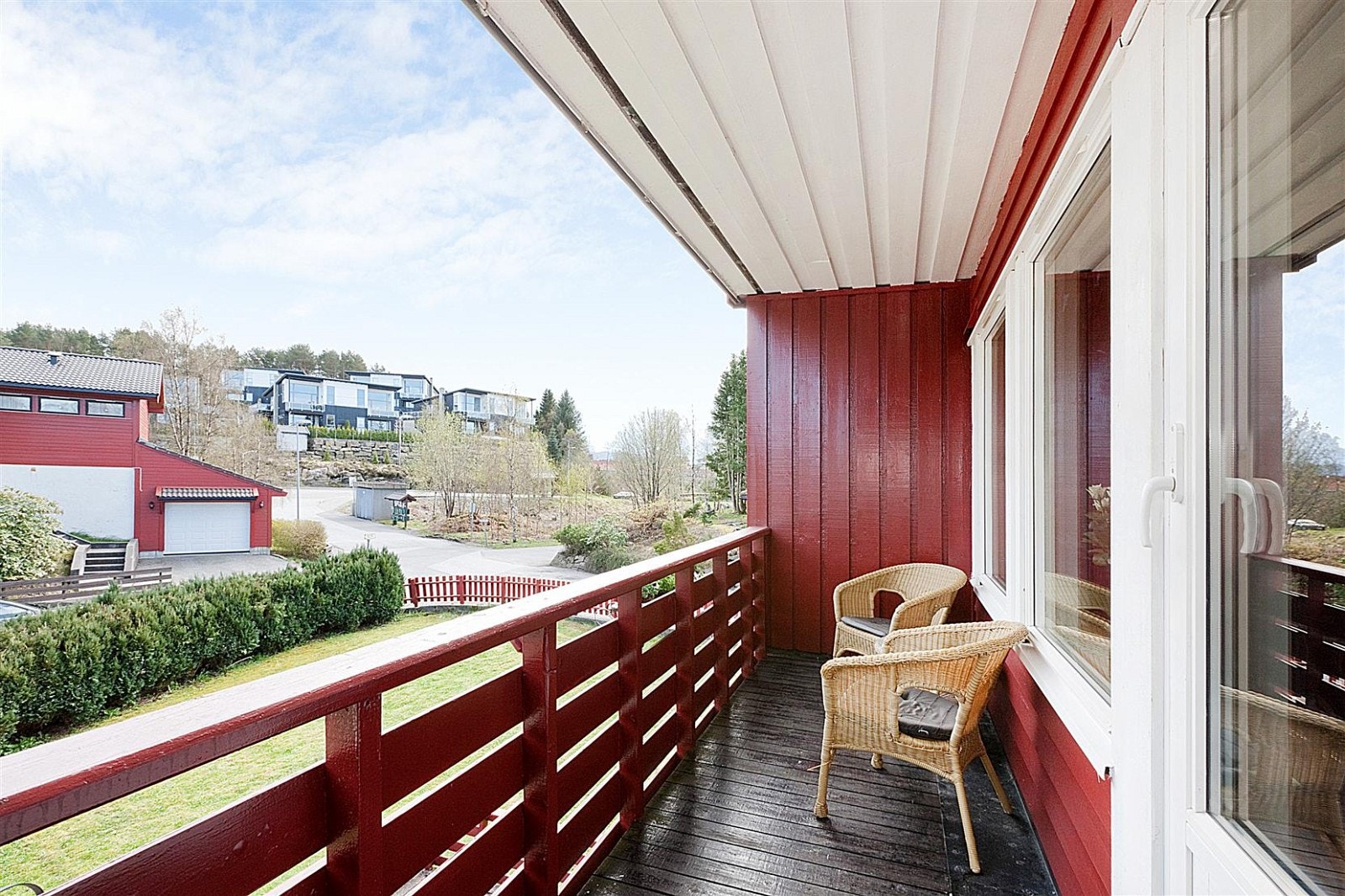 Fra stuen har man også utgang til en midre altan hvor man kan nyte morgensolen. Galleribilde