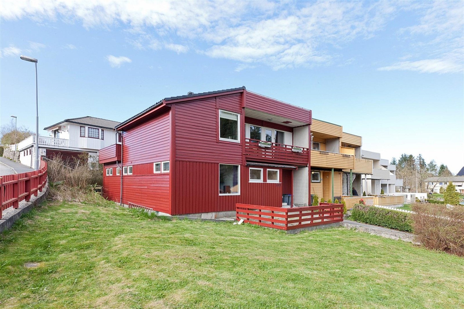 I tillegg til terrasser og steinlagt uteplass har man også gressplen forran huset. Galleribilde