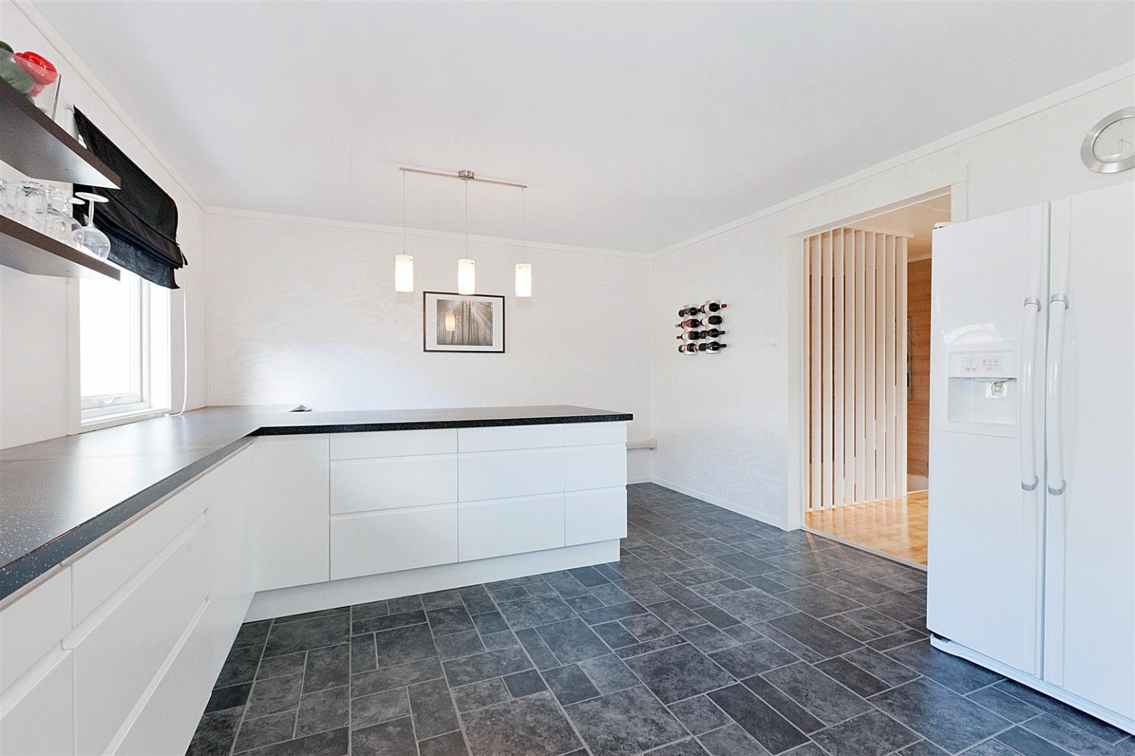 Amerikansk kjøleskap, komfyr og oppvaskemaskin medfølger i handelen. Bedre luft med Villavent i boligen. Galleribilde