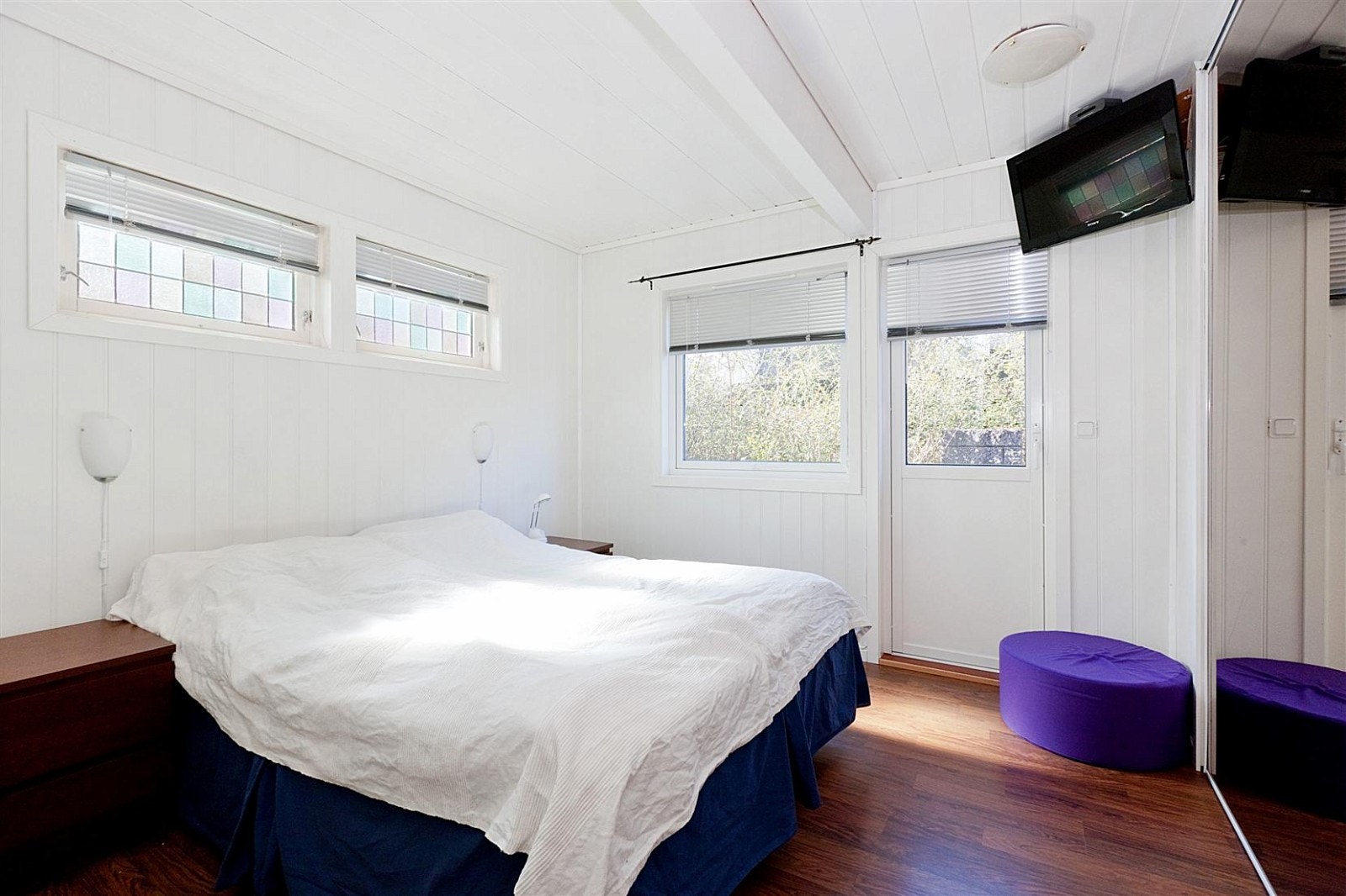 Lyst og pent hovedsoverom med utgang til terrasse. Galleribilde