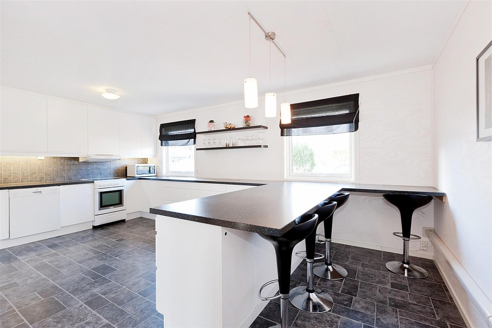 Spiseplass i tilknytning til kjøkkeninnredningen. Galleribilde