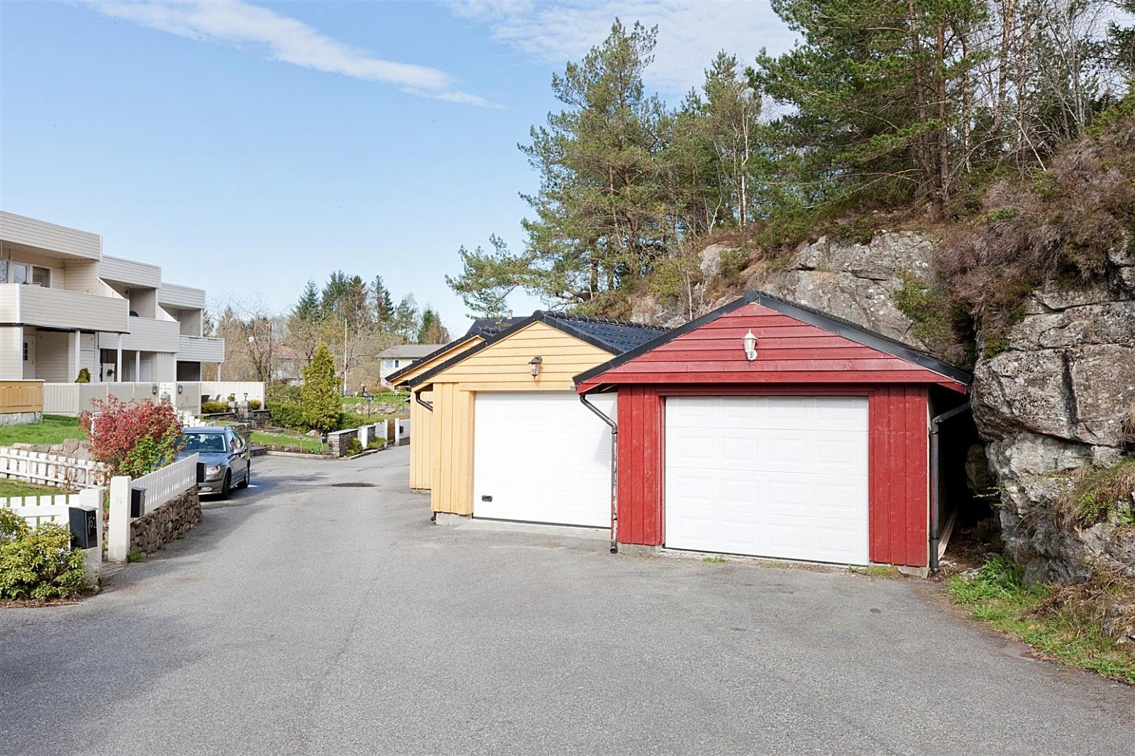 Garasje med nyere kledning, dør og elektrisk garasjeport. Galleribilde