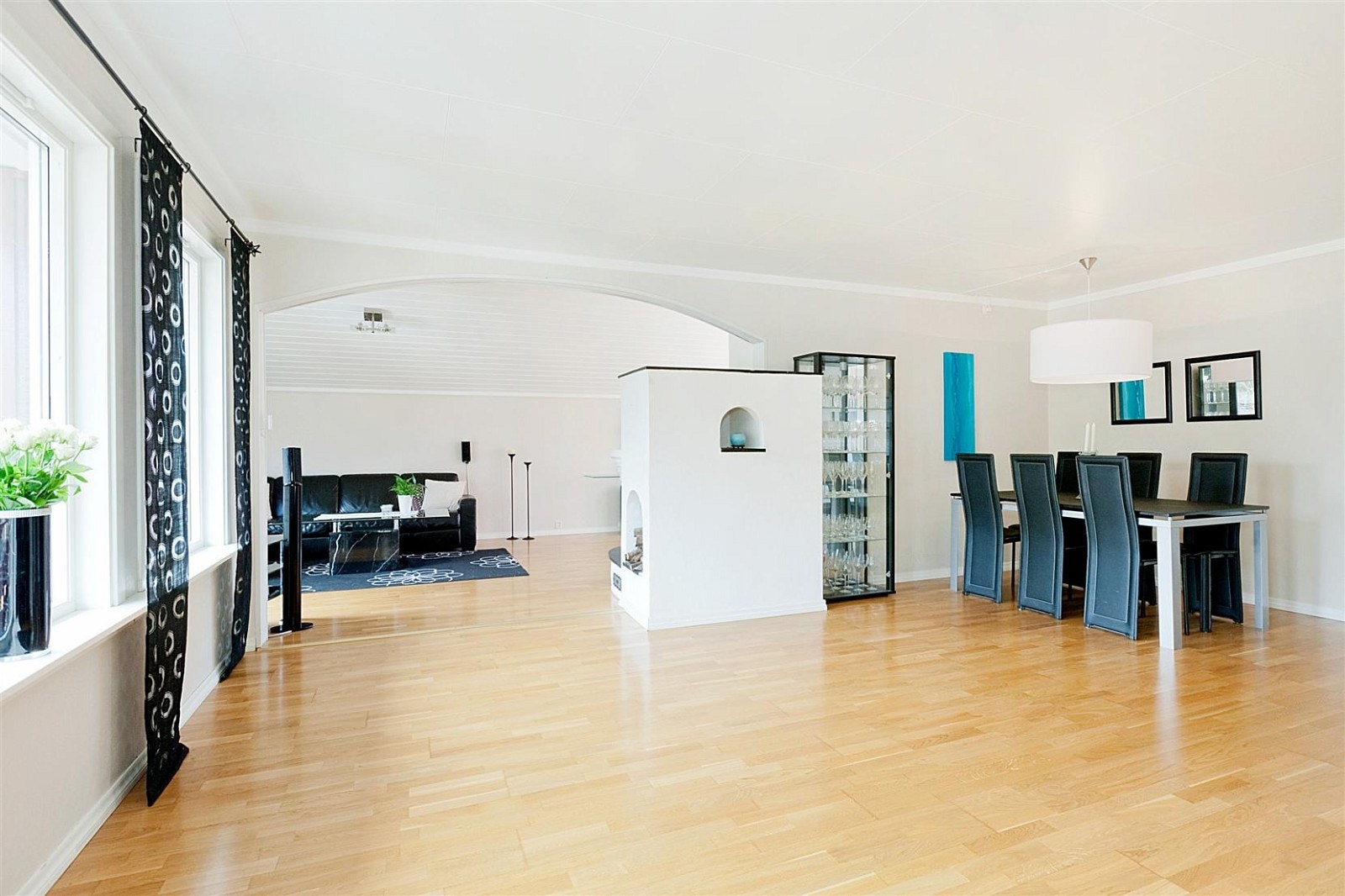 Det er god plass til spisebord i den store stuen. Galleribilde