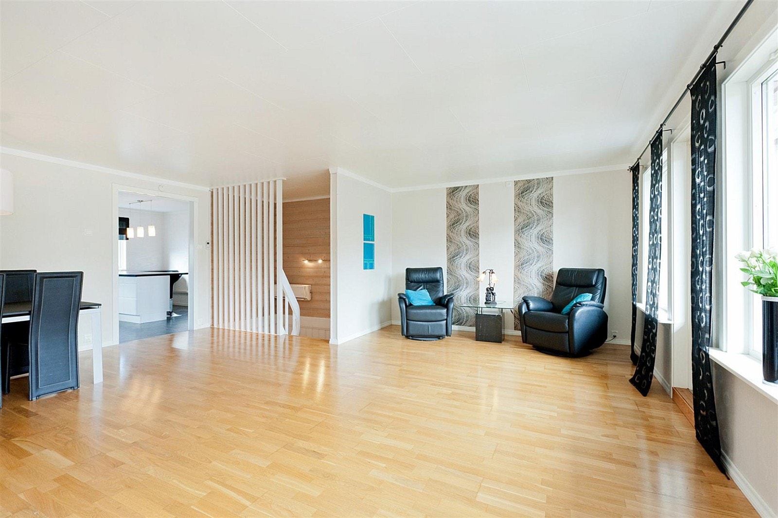 Romslig stue med store vinduer som gir godt med naturlig lys. Galleribilde