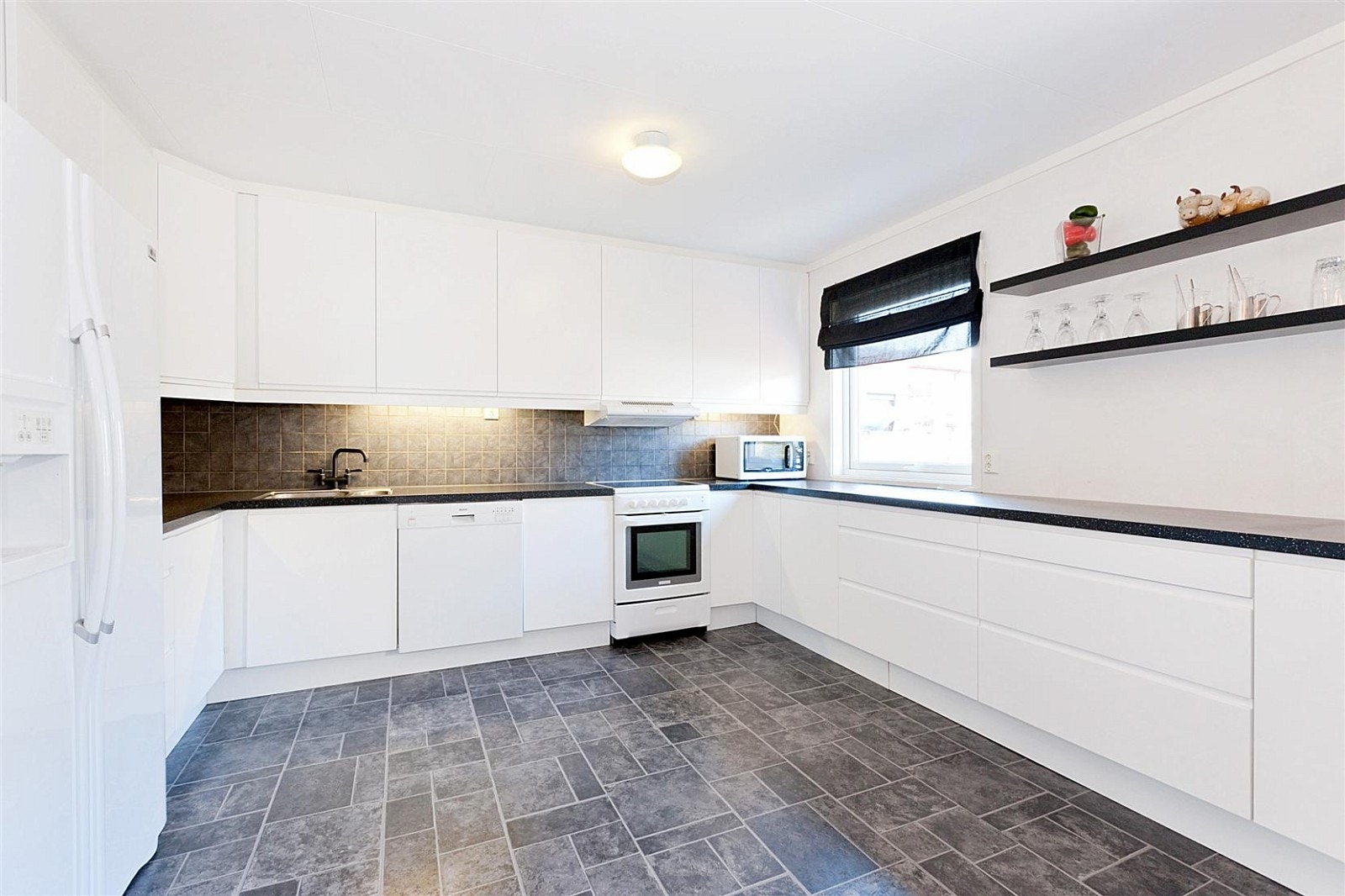 Kjøkkenet har svært god skap- og benkeplass. Galleribilde