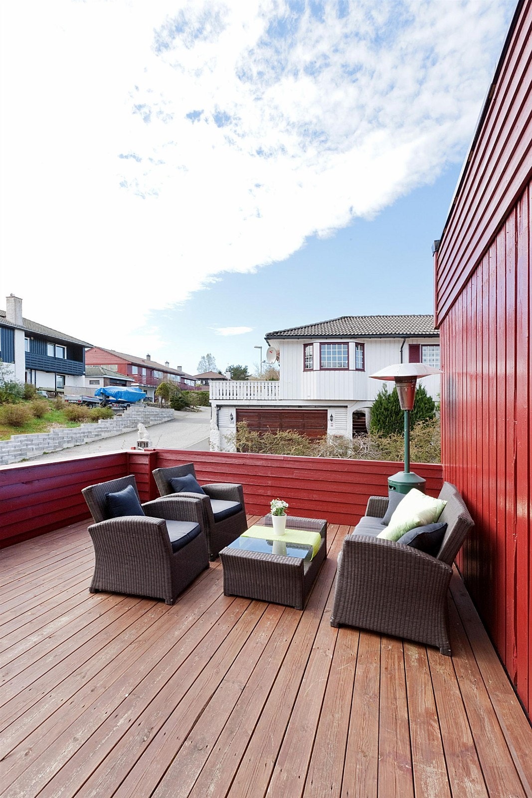 Fra stuen har man utgang til stor terrasse med god plass til hagemøbler. Her kan man nyte solen fram til ca kl. 22 midtsommers. Galleribilde