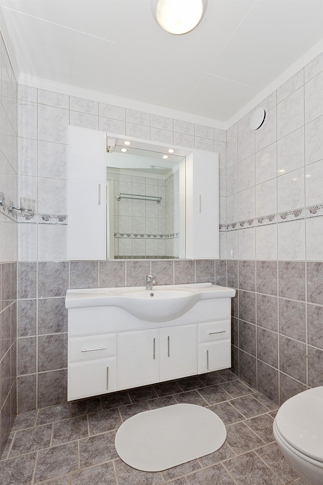 Pent toalettrom i første etasje. Baderomsinnredning og toalett er nytt i 2011. Galleribilde