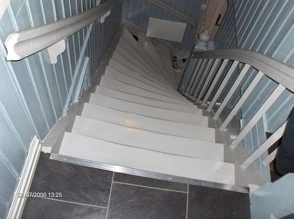 Trapp fra 2ndre etg. Har anti-skli belegg. Galleribilde