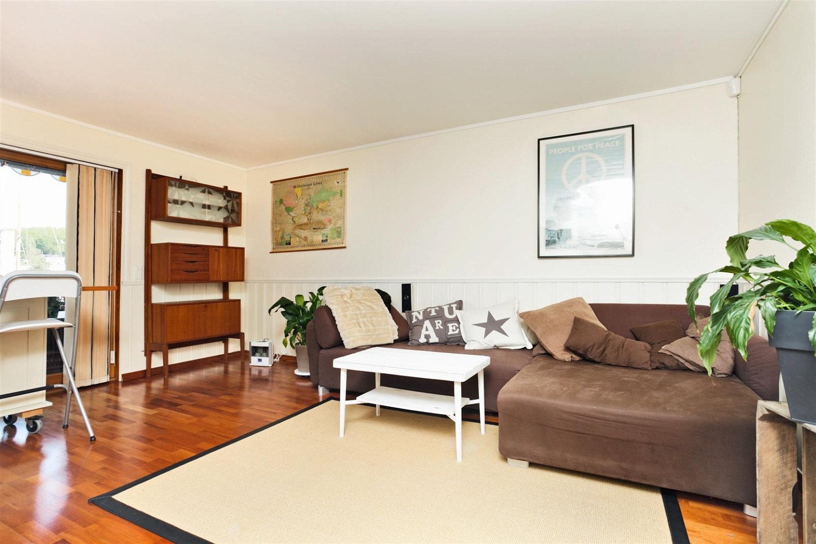 Lys stue i åpen løsning til kjøkkenet Galleribilde