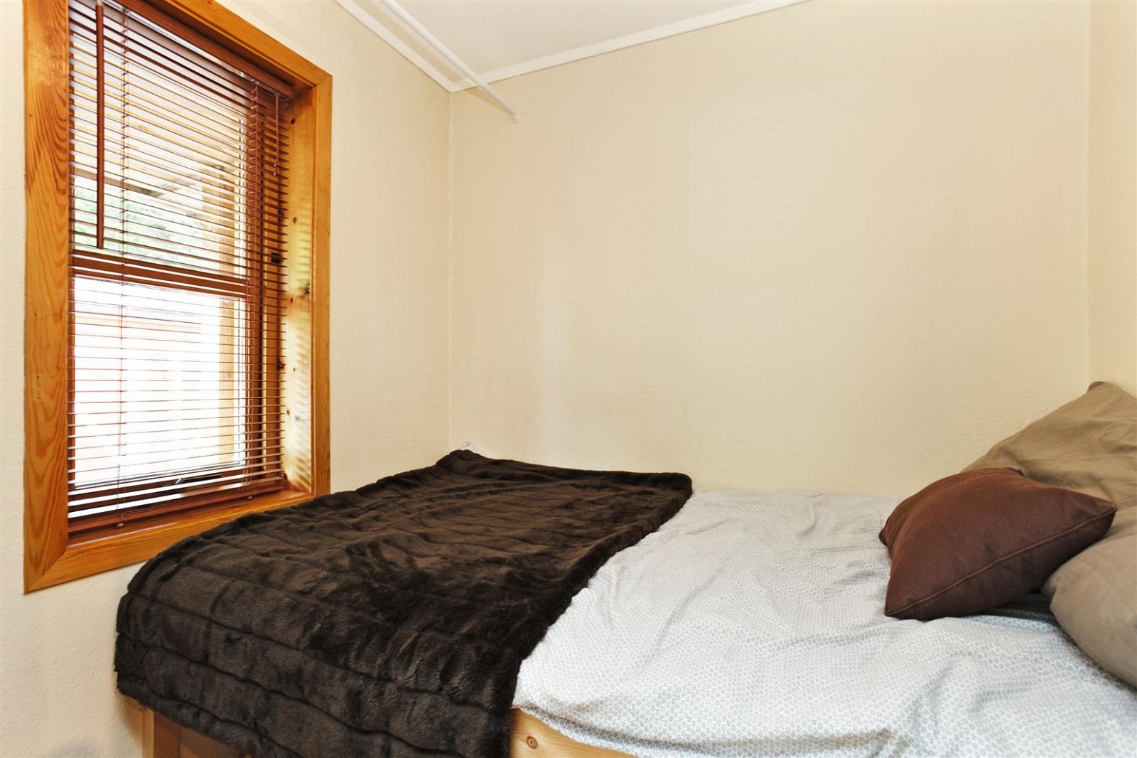 Gjesterom/bod med plassbygget seng Galleribilde