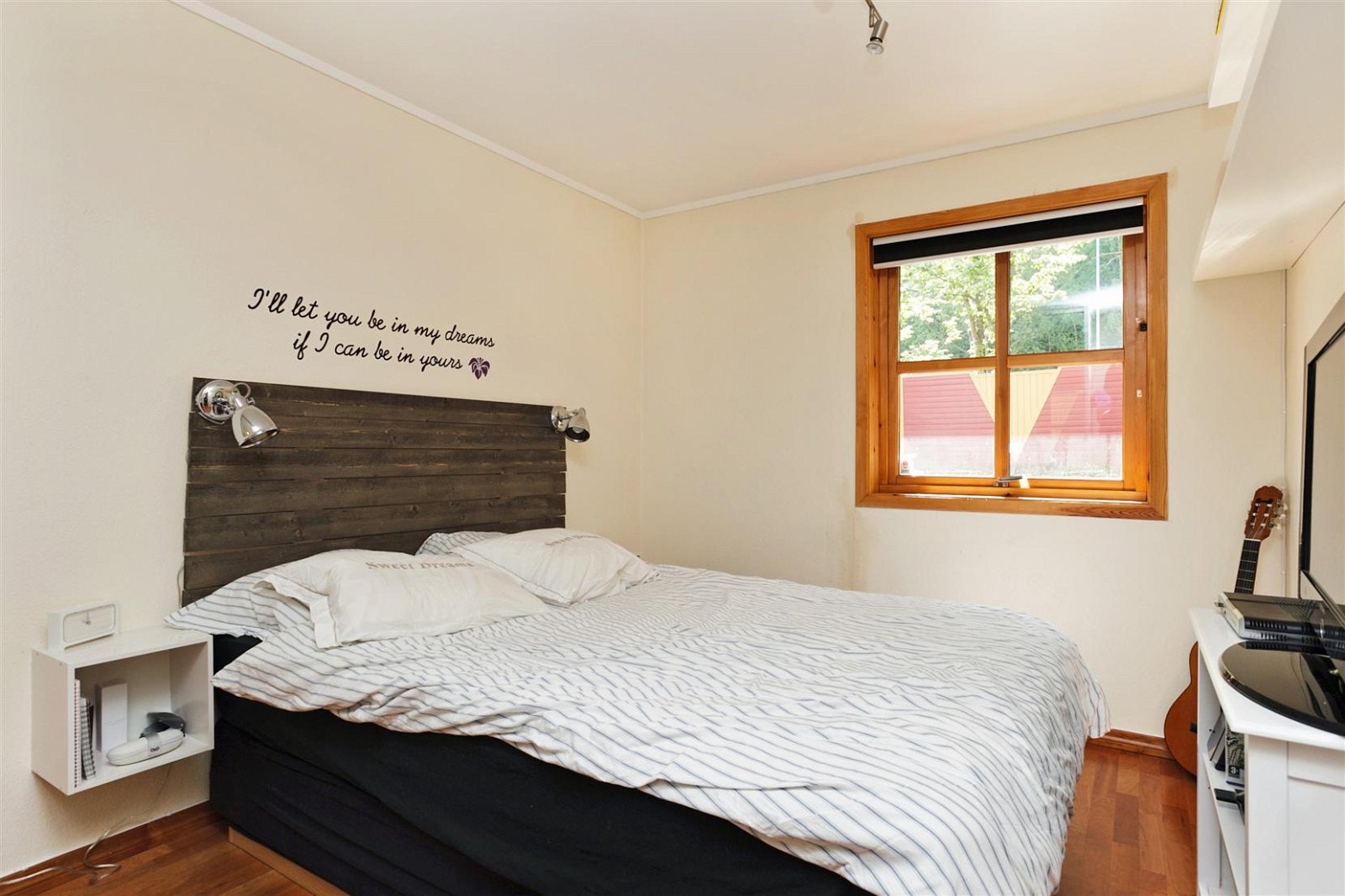 God plass på soverommet med skyvedør Galleribilde