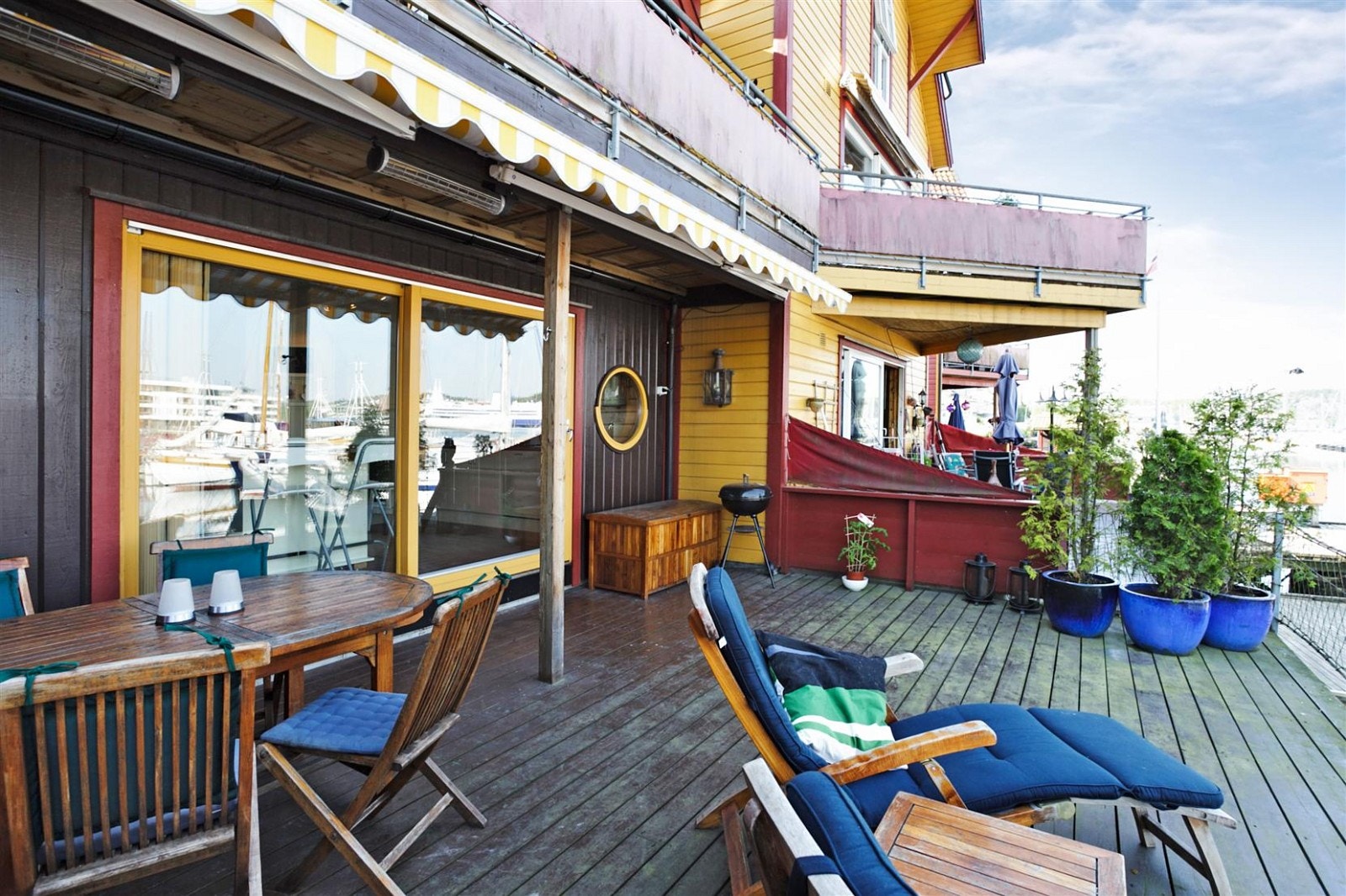 Romslig og fin veranda med markise Galleribilde