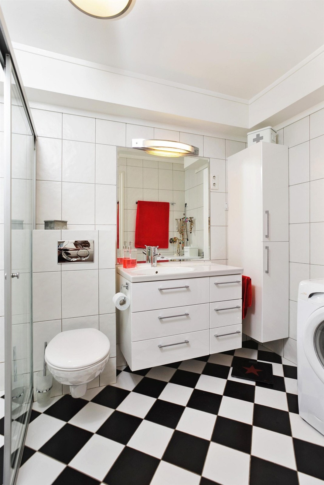 Lekkert bad med skyvedør Galleribilde