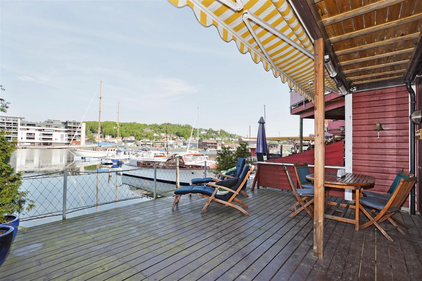 Solrik og vestvendt veranda i sjøkanten Galleribilde