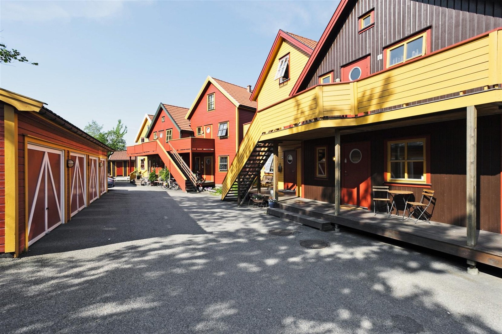 Inngang i første etasje med tilhørende garasje Galleribilde