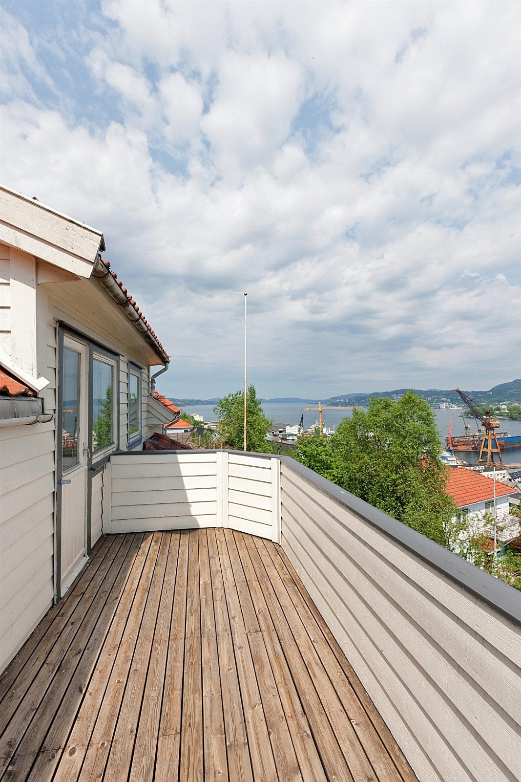 Altan med utsikt utover byfjorden. Galleribilde