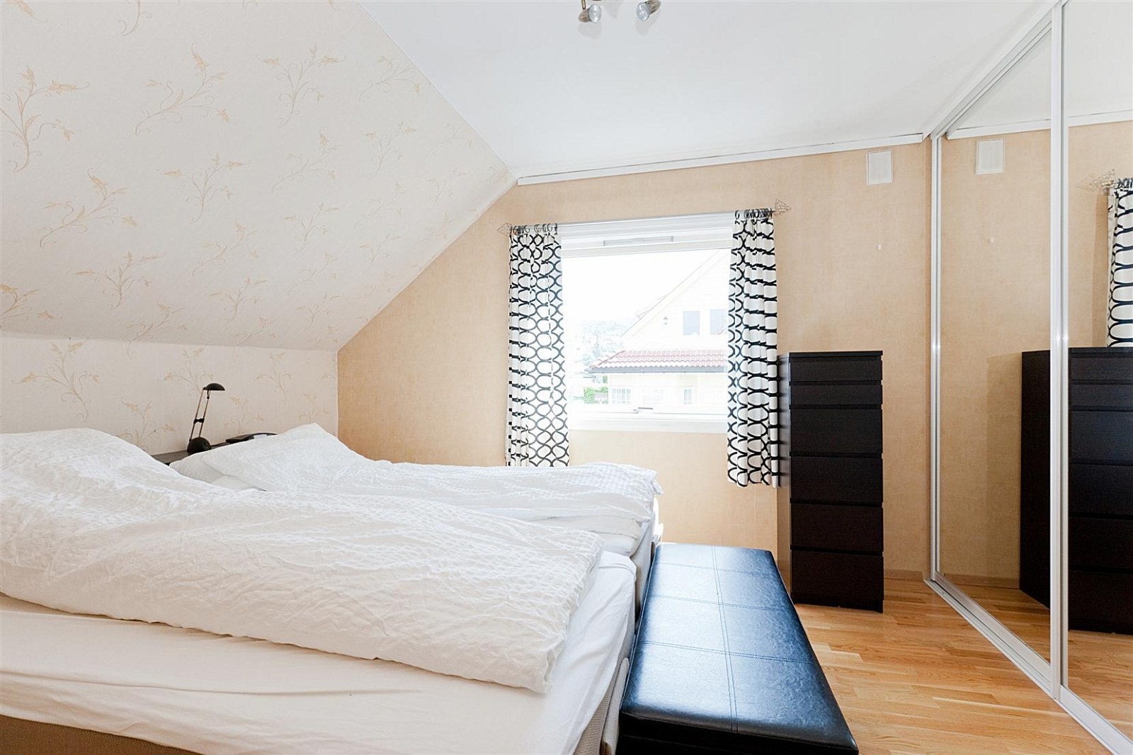 Stort og lyst hovedsoverom Galleribilde