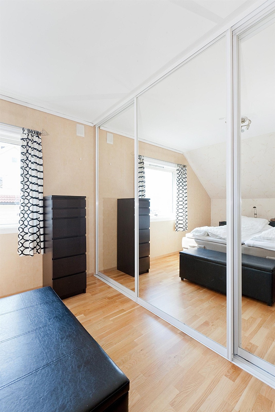 Stor skyvedørsgarderobe med speilfronter på hovedsoverommet. Galleribilde