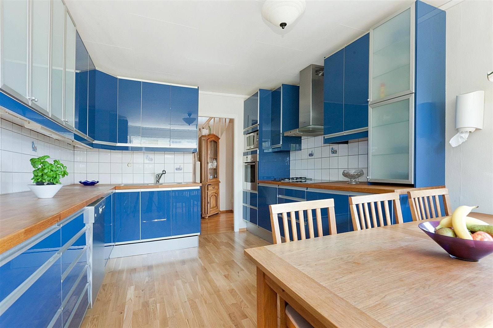 Takhøy kjøkkeninnredning i høyglans. Galleribilde