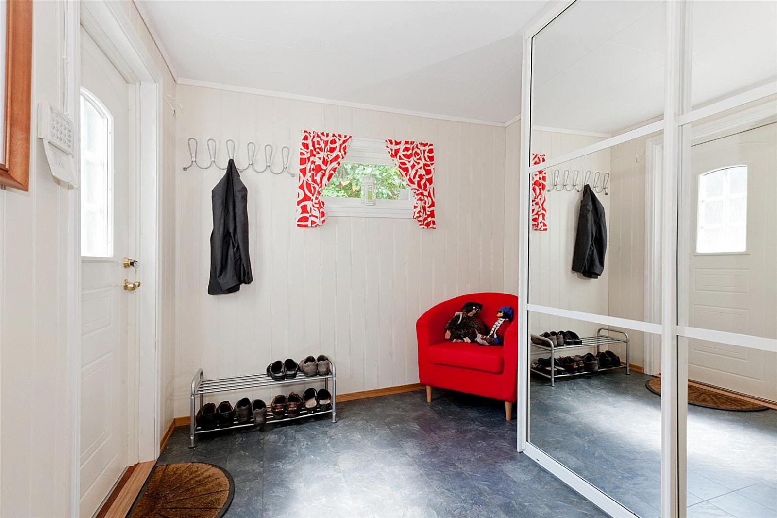 Åpen og lys entré med skyvedørsgarderobe. Galleribilde