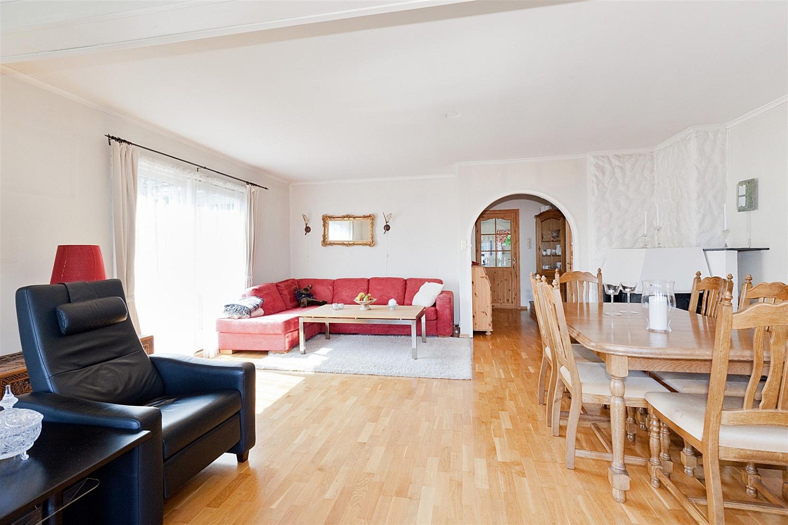 Stor og åpen stue med plass til sittegruppe og spisbord. Galleribilde