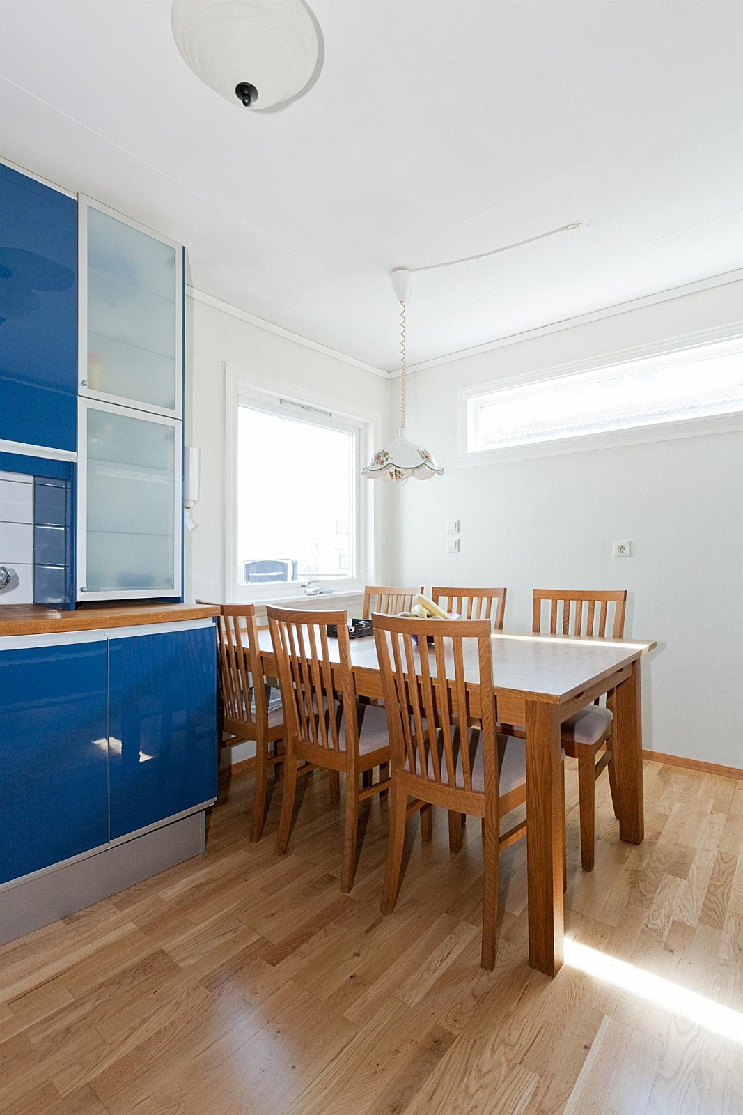 God plass til spisebord på kjøkkenet. Galleribilde