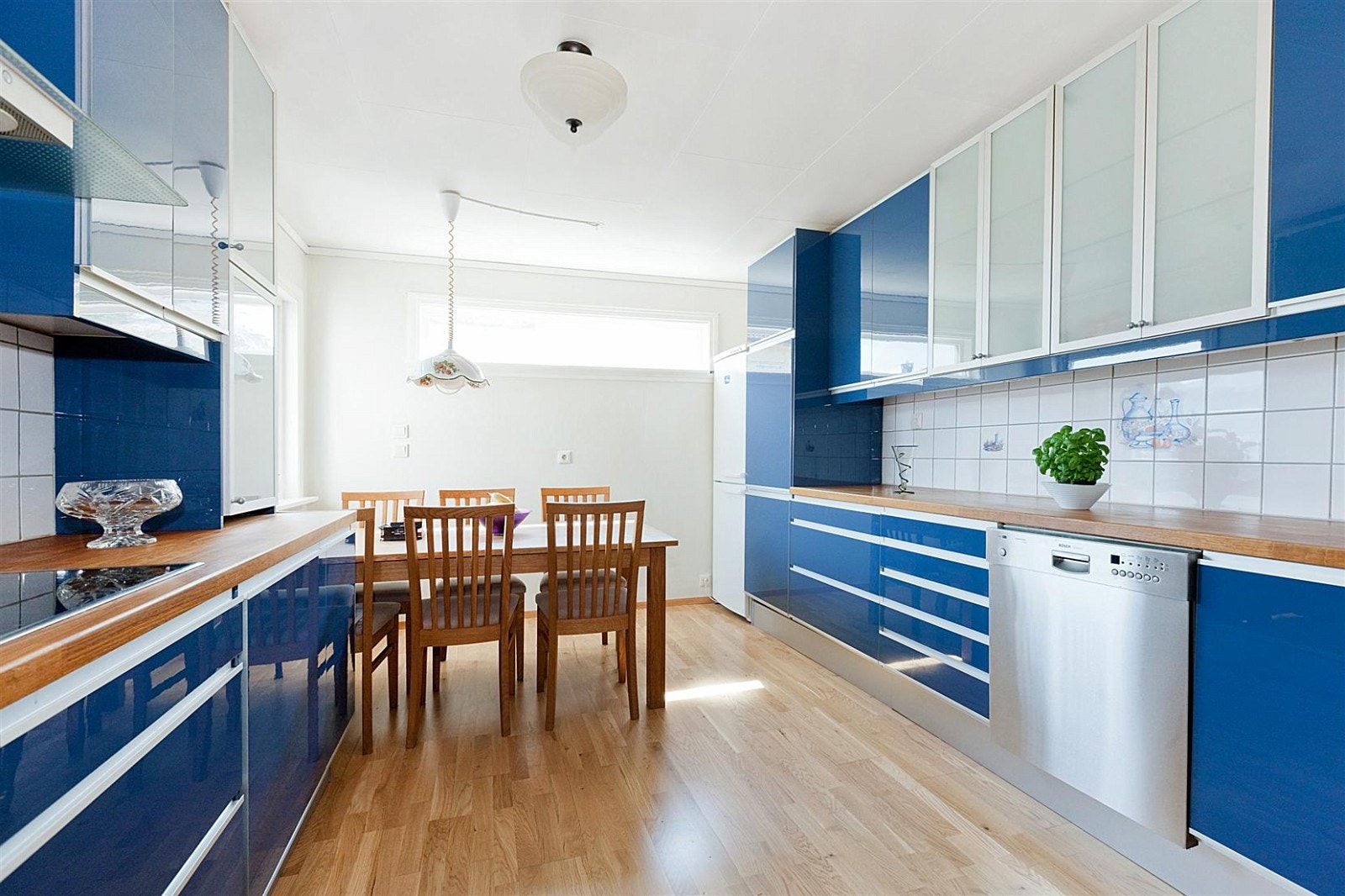 Stort kjøkken med god skap- og benkeplass. Galleribilde