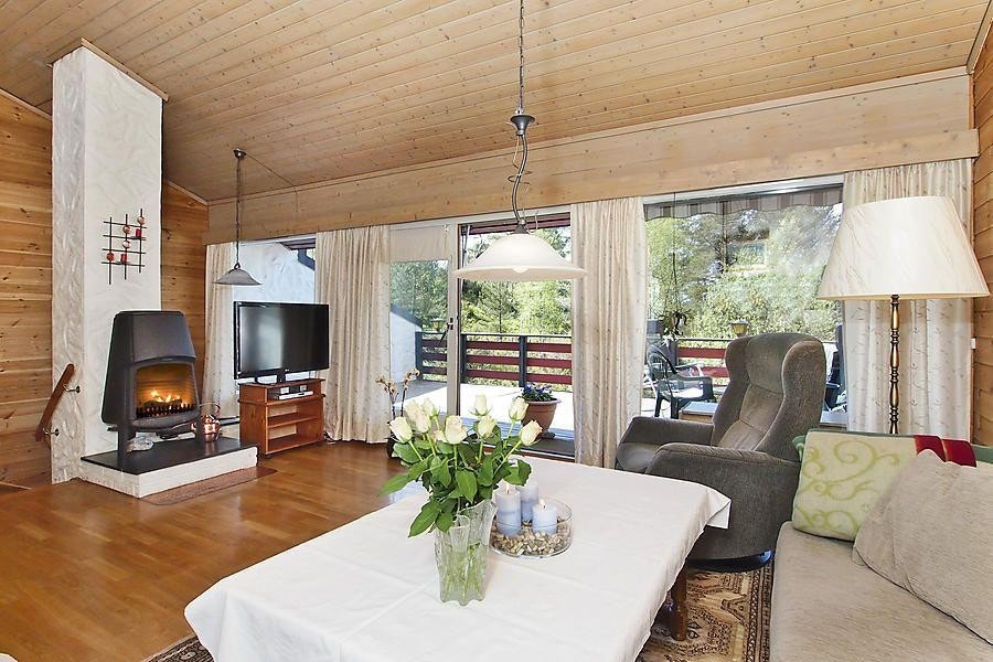 Det er store vindusflater som sikrer godt med lysinnslipp til rommet. Galleribilde